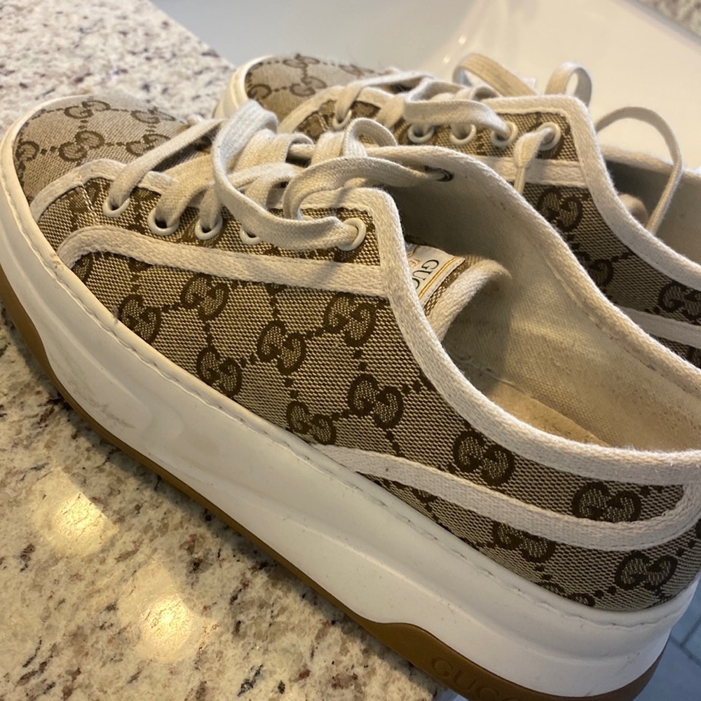 Gucci sneaker size 38.5 like new condition